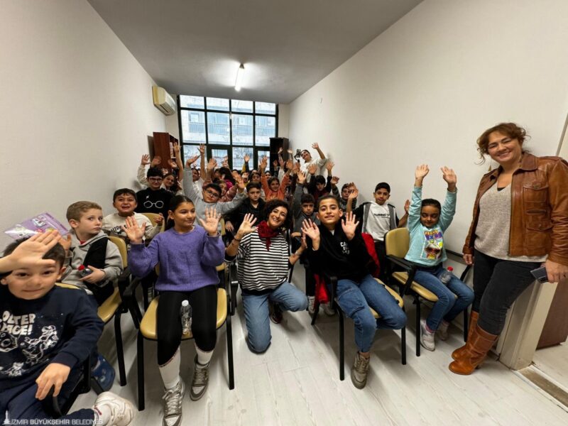 İzmir Büyükşehir Belediyesi, çocuklar için hazırladığı atölyelerle çocukları masal diyarına