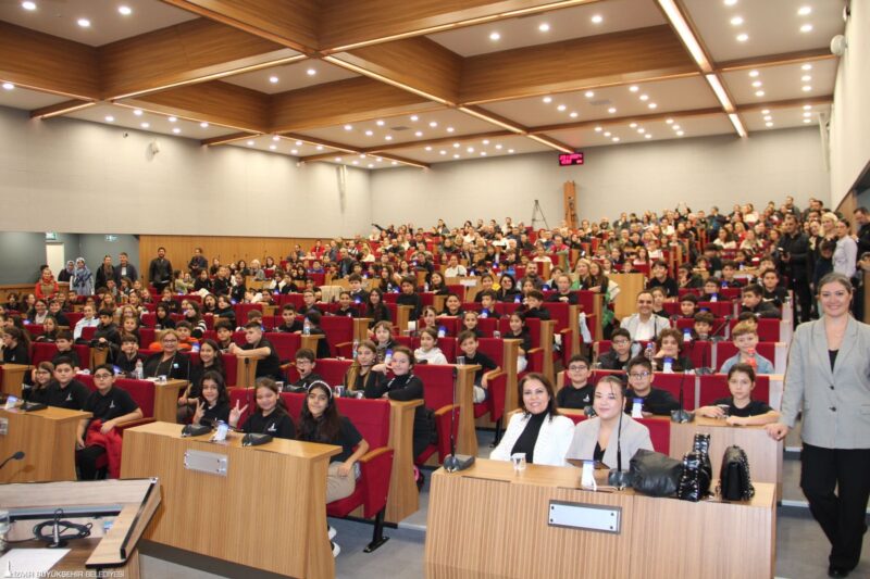 İzmir Çocuk Meclisi ilk toplantısını yaptı. Toplantının “Söz Çocukların” bölümünde