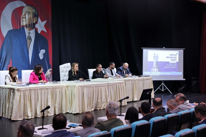 Konak Belediye Başkanı Nilüfer Çınarlı Mutlu, belediye meclis toplantısında, Konak’ta