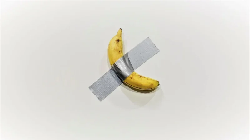 İtalyan sanatçı Maurizio Cattelan'ın 'Comedian' adlı eseri, New York'taki Sotheby's