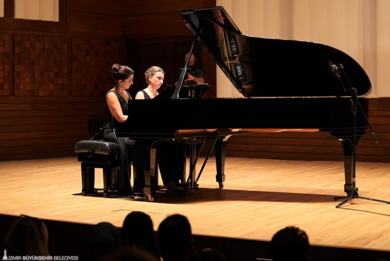 İzmir Büyükşehir Belediyesi Ahmed Adnan Saygun Sanat Merkezi’nde yapılan Duo