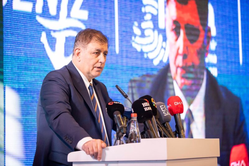 İzmir Körfezi’nin temizliği için çalışmalarını sürdüren İzmir Büyükşehir Belediyesi, “Körfez’in