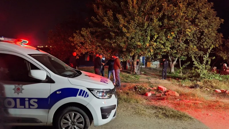 İzmir’in Selçuk ilçesinde anneleri Melisa Akcan’ın kapıyı üzerlerine kilitledikten sonra