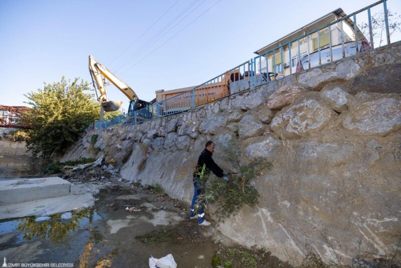 İzmir Büyükşehir Belediyesi İZSU Genel Müdürlüğü, dere yataklarında temizlik çalışmalarını