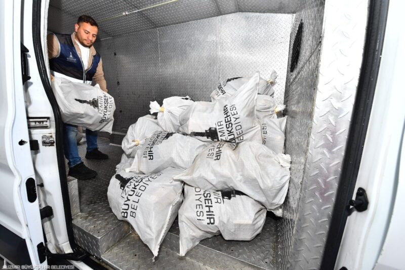 İzmir Büyükşehir Belediyesi kara kış yaklaşırken yurttaşlara desteklerinin kapsamını da