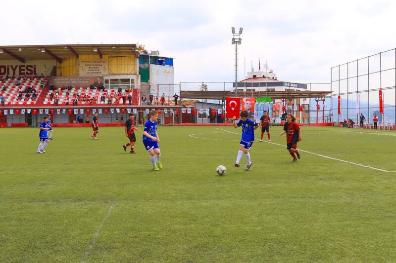 Bayraklı Belediyesinin bu yıl 16 branşta açtığı kış spor okulları,