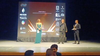 Demet Şener’in sunduğu 6. Altın Ege Ödül Töreni‘nde İZMİRTUMED Derneği