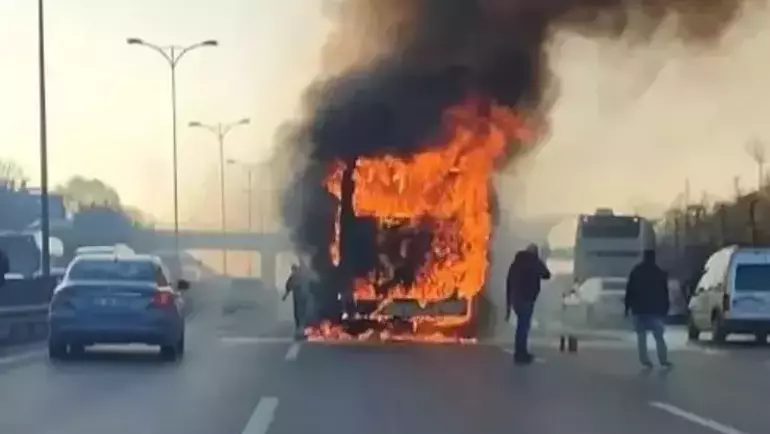 İstanbul Bağcılar TEM Otoyolu'nda yolcu otobüsünde yangın çıktı. İhbar üzerine