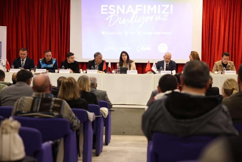  
Çeşme Belediye Başkanı Lal Denizli, Çakabey Kültür Merkezi’nde ‘Esnaf Buluşması’