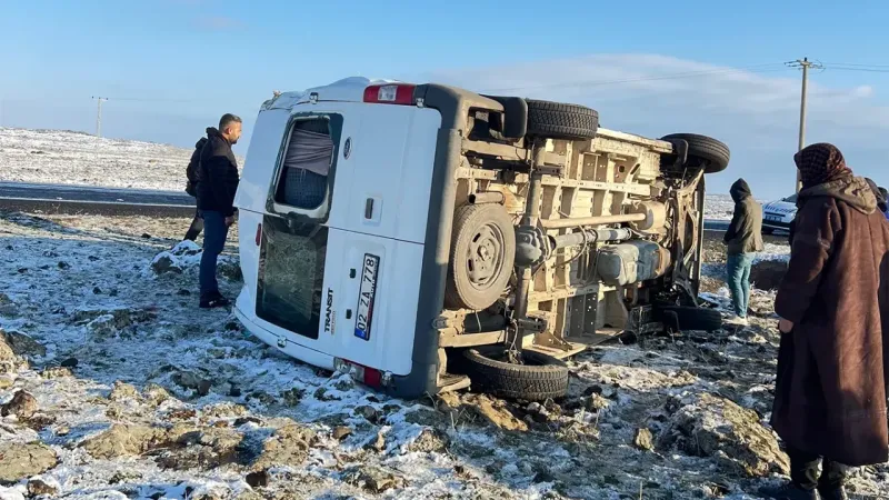 Diyarbakır’ın Çınar ilçesinde öğretmenleri taşıyan servis kaza yaptı. Kazada 12