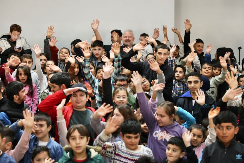 
Yeni yıl öncesi Menemen’de öğrenim gören özel gereksinimli çocuklar ve