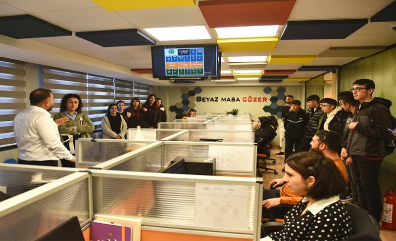 Menemen Belediyesi ile vatandaşları bir telefon mesafesinde yakınlaştıran Beyaz Masa