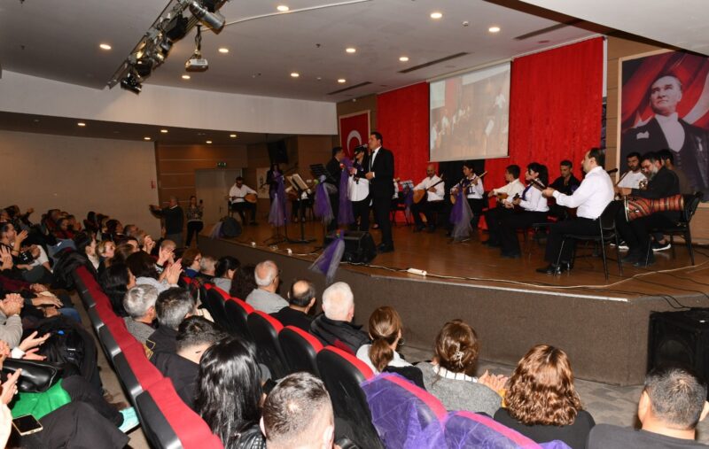 Çiğli Belediyesi, bağlama kursiyerleri ile yeni yılı sanat dolu bir