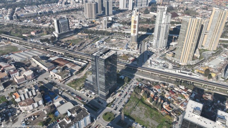 İzmir Büyükşehir Belediye Başkanı Dr. Cemil Tugay’ın kent trafiğine nefes