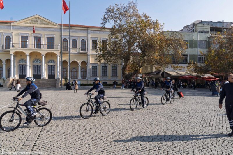 İzmir Büyükşehir Belediyesi’nin bisikletli zabıta ekipleri; çevre kirliliğinden, yayalaştırılan bölgelerin