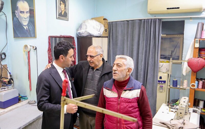 Bayraklı Belediye Başkanı İrfan Önal, mahalle ziyaretleri kapsamında vatandaşlar, esnaf