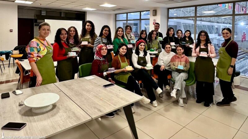İzmir Büyükşehir Belediyesi gençlere kendilerini geliştirmeleri için yeni kapılar açılıyor.