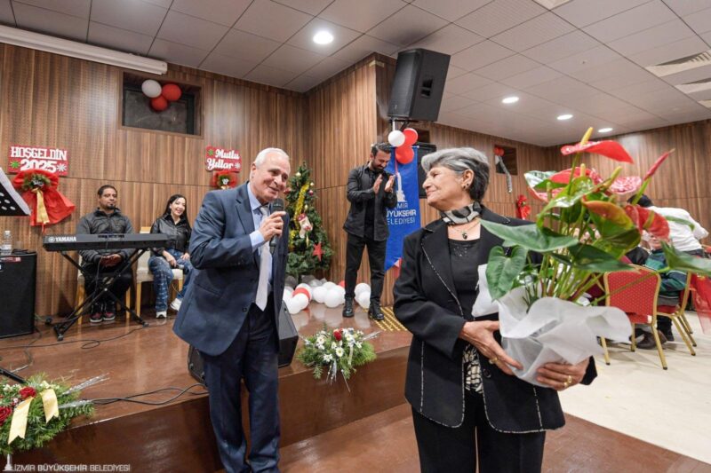 İzmir Büyükşehir Belediye Başkanı Dr. Cemil Tugay, yeni yıl heyecanını