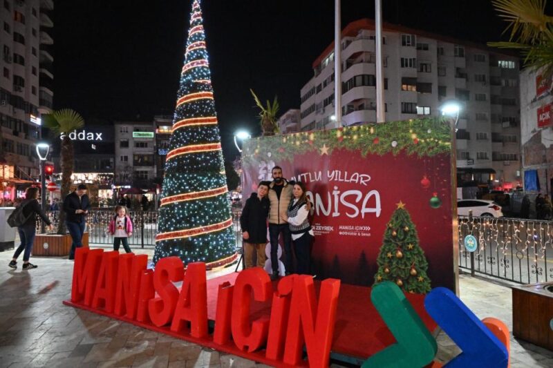
Büyükşehir Belediyesi’nin yeni yıl süslemeleri, Manisa’da büyük beğeni topladı ve