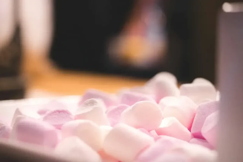 Severek yediğimiz marshmallow'un aslında bir bitkiden ilham alındığını biliyor muydunuz?