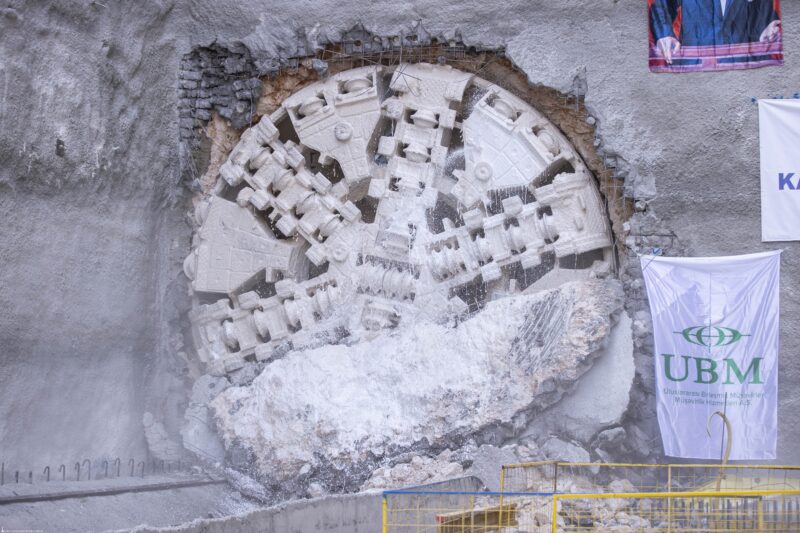 İzmir Büyükşehir Belediyesi’nin yapımını sürdürdüğü Buca Metrosu'nun tünel kazıları sürerken,