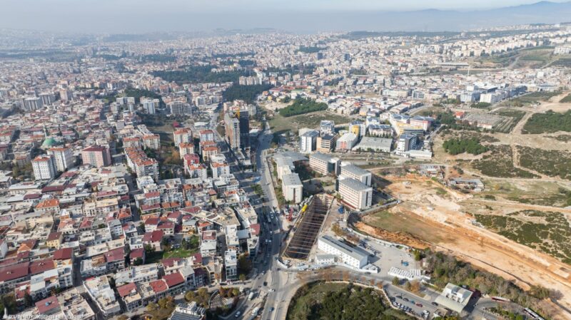 İzmir Büyükşehir Belediyesi'nin kendi gücüyle yapımını sürdürdüğü Buca Metrosu'nda, dört