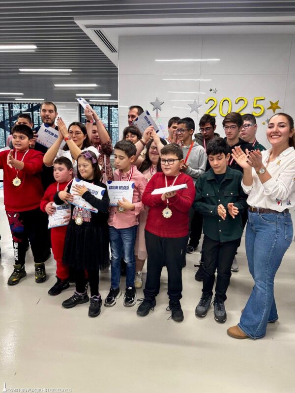 Havuz İzmir'de eğitim alan özel gereksinimli 40 çocuk kursiyer, yılı