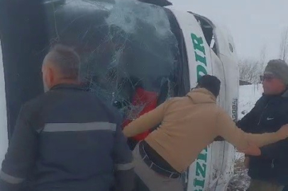 Kars’ın Selim ilçesinde meydana gelen trafik kazasında yolcu otobüsü devrildi.