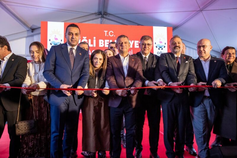 Cumhuriyet Halk Partisi Genel Başkanı Özgür Özel, Çiğli’de düzenlenen törenle