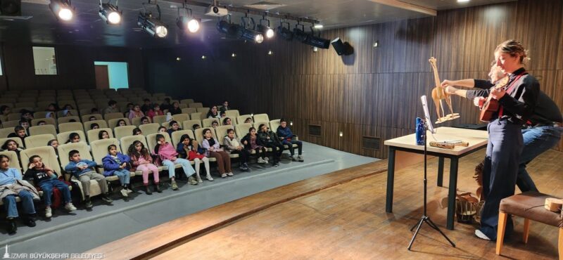 İzmir Büyükşehir Belediyesi’nin “yerinde hizmet” anlayışıyla kentin farklı mahallelerinde kurduğu