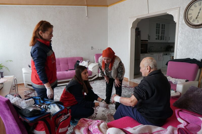 İzmir Büyükşehir Belediyesi Eşrefpaşa Hastanesi’nin, Kemalpaşa’da hayata geçirdiği evde bakım