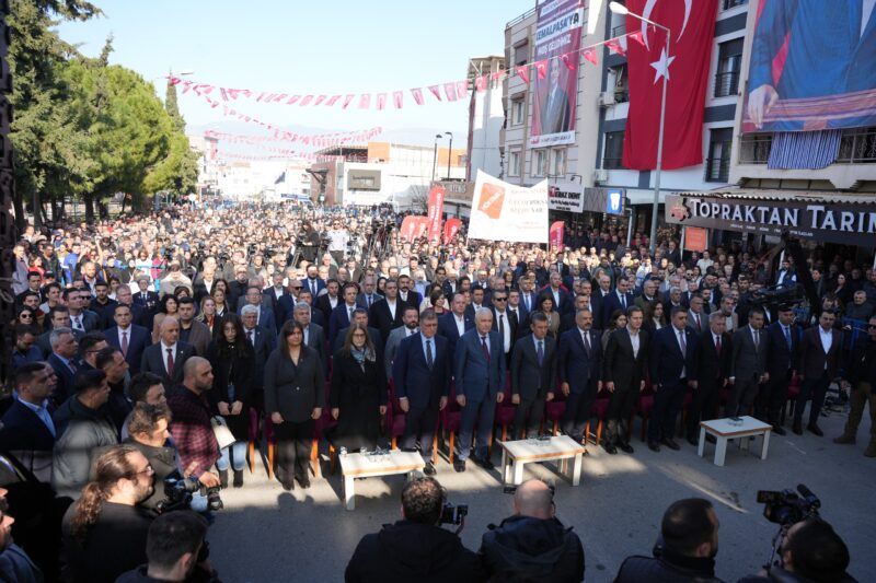 Cumhuriyet Halk Partisi Genel Başkanı Özgür Özel, Kemalpaşa Belediyesi tarafından