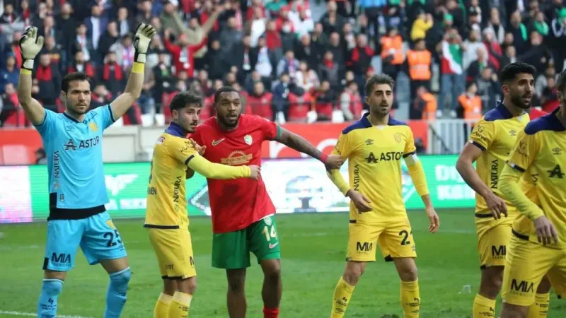Amedspor’a karşı 1-0 kaybeden MKE Ankaragücü’nün taraftarları, kulüplerini topa tuttu.