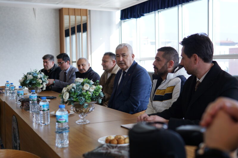 Kemalpaşa Belediye Başkanı Mehmet Türkmen, ilçedeki amatör futbol kulüplerine destek