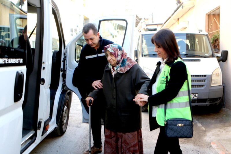
İhtiyaç sahibi vatandaşlara yönelik sosyal destek çalışmalarıyla dikkat çeken Bayraklı
