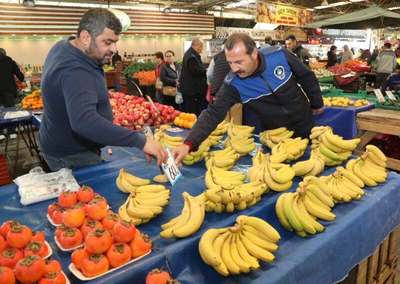 Bayraklı Belediyesi, pazar yerlerini daha konforlu ve güvenli hale getirmek