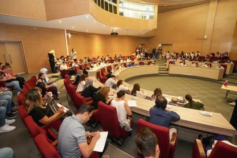 İş arayan yurttaşlarla işverenler arasında köprü görevi yapan Gaziemir Belediyesi