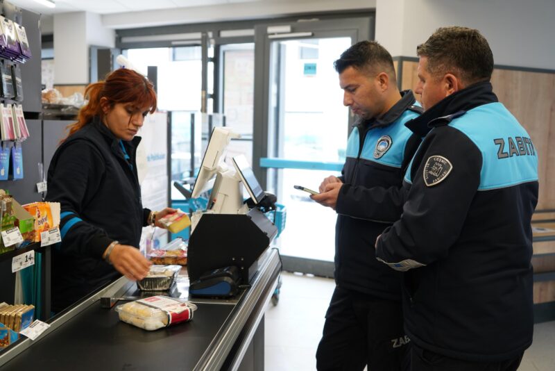 Çeşme Belediyesi Zabıta Müdürlüğü ekipleri, Çeşme genelindeki zincir marketlerde kapsamlı