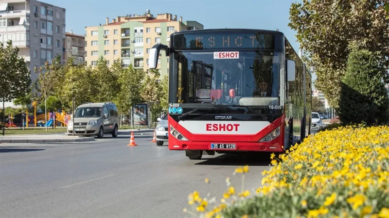 Türkiye'nin en büyük kentlerinden biri olan İzmir'de ulaşım farklı araçlarla