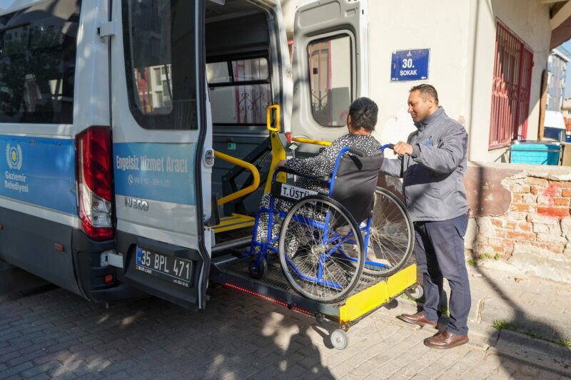 Gaziemir Belediyesi, Hasta Nakil Ambulansı ve Engelsiz Hizmet Aracı ile