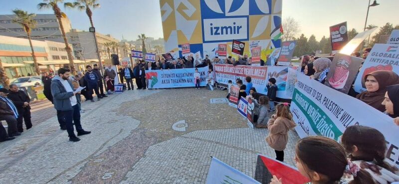 İzmir’de düzenlenen etkinlikte Gazze halkının mücadelesine destek mesajları verildi ve