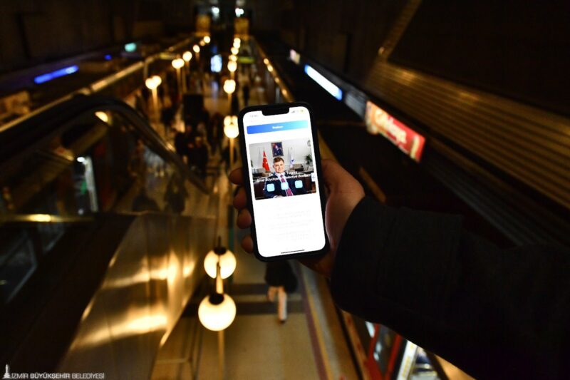 İzmir Büyükşehir Belediyesi, İzmir Metrosu’nda kesintisiz iletişim dönemini başlatıyor. Metroyu