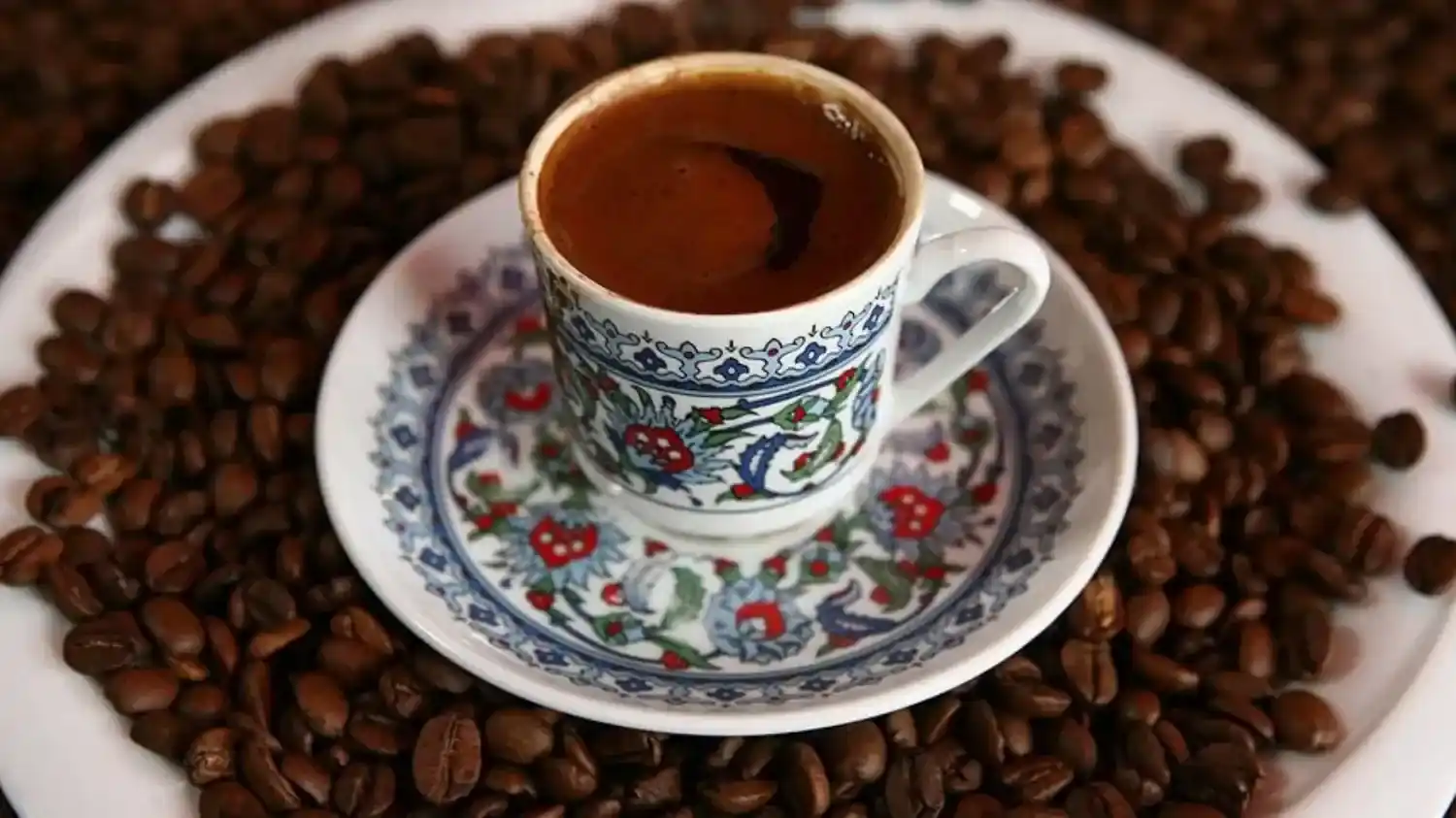 Kahve, zihinsel uyanıklığı artıran ve enerji seviyelerini yükselten bir içecek