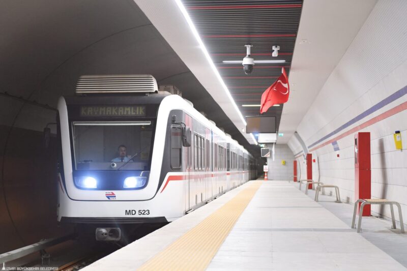 İzmir Büyükşehir Belediyesi yolcu yoğunluğunu dikkate alarak İzmir Metrosu’nun sefer