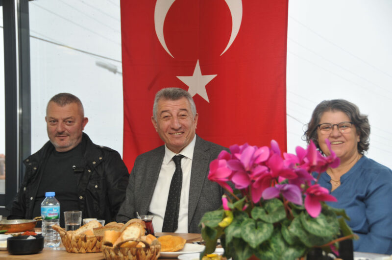Güzelbahçe Belediye Başkanı Mustafa Günay, ilçedeki mahalle muhtarlarıyla bir araya