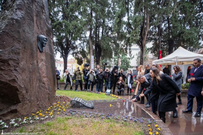 Türkiye Cumhuriyetinin kurucusu Ulu Önder Gazi Mustafa Kemal Atatürk’ün İzmir’e