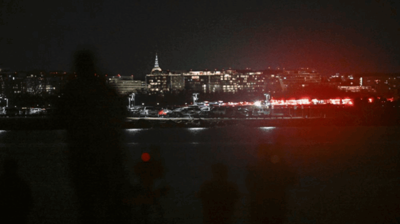 ABD'de Ronald Reagan Havalimanı civarında 60 yolcu ve 4 mürettebatı