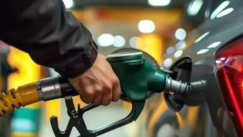 Yeni yılla birlikte akaryakıtta görülen zam furyası devam ediyor. Benzine