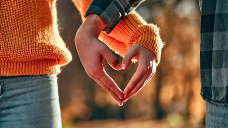 Kadınlar genç erkekleri daha çekici buluyor, ama evlilikte durum farklı!