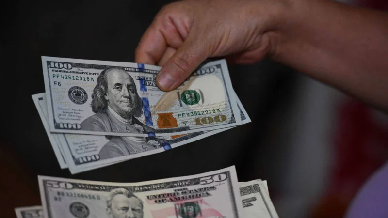 Liranın dolar ve euro karşısındaki eriyişi devam ediyor. İstanbul serbest